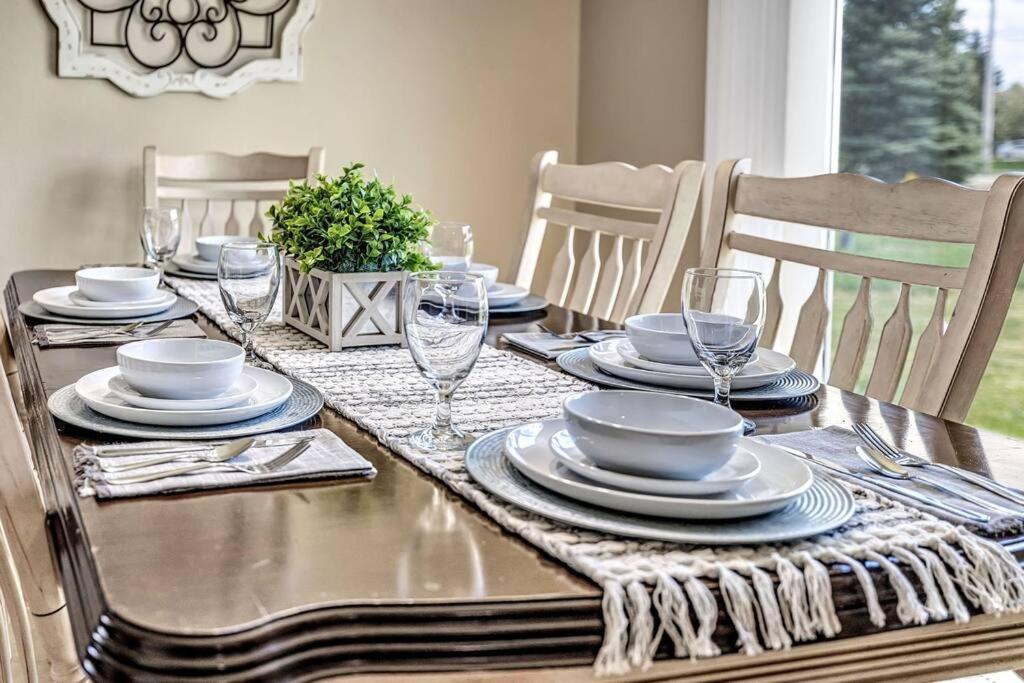 Serene 3 Bedroom Home, Nrm, Wi-Fi, Parking, Queen Bed De Pere Zewnętrze zdjęcie